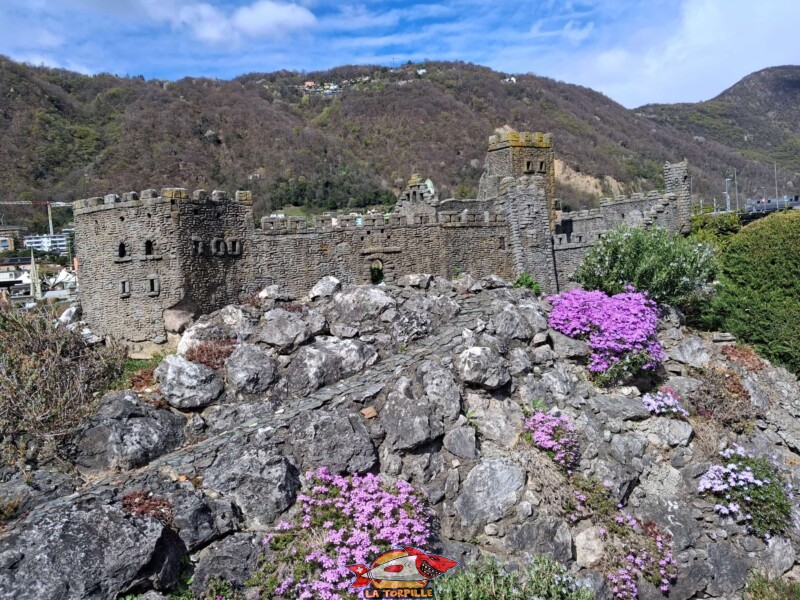 Le château de Tourbillon à Swissminiatur, le parc de la Suisse en miniature, à Melide, près de Lugano, dans le canton du Tessin.