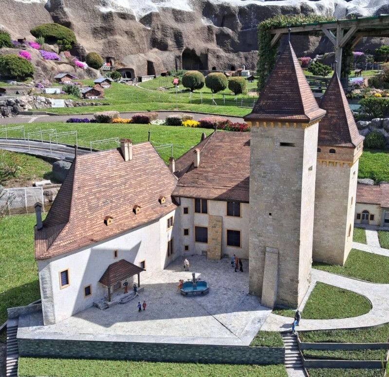Le château de La Sarraz à Swissminiatur, le parc de la Suisse en miniature, à Melide, près de Lugano, dans le canton du Tessin.