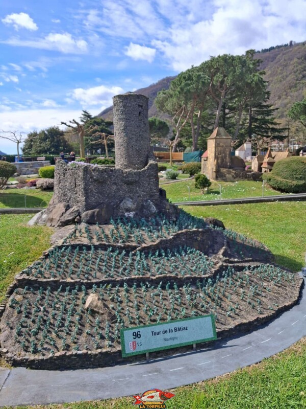 Le château de la Batiaz à Swissminiatur, le parc de la Suisse en miniature, à Melide, près de Lugano, dans le canton du Tessin.