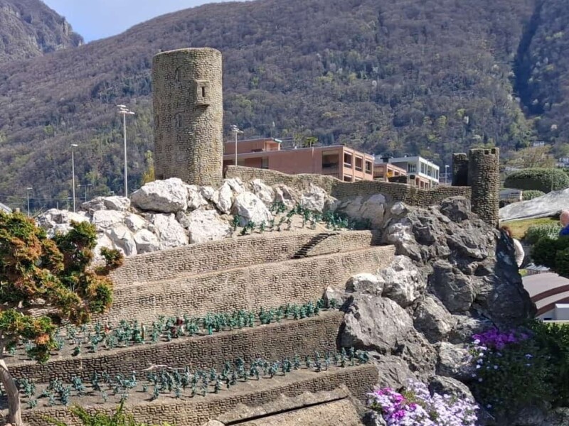 Le château de Saillon à Swissminiatur, le parc de la Suisse en miniature, à Melide, près de Lugano, dans le canton du Tessin.