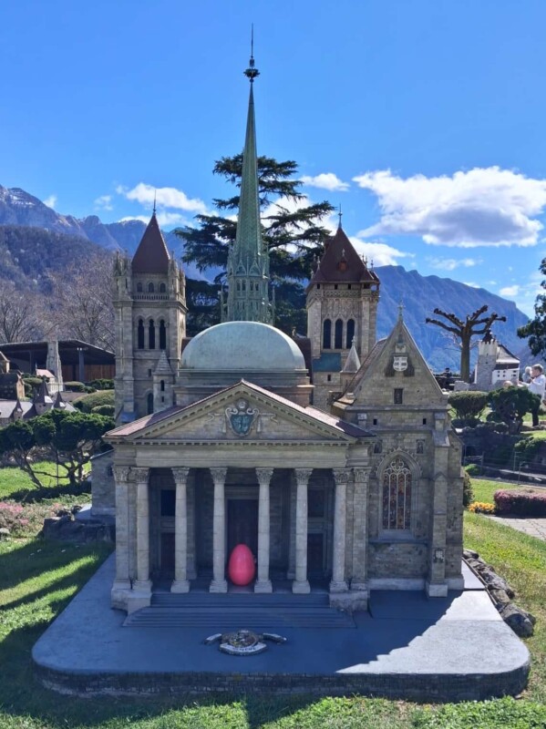 La cathédrale Saint-Pierre à Swissminiatur, le parc de la Suisse en miniature, à Melide, près de Lugano, dans le canton du Tessin. La cathédrale Saint-Pierre à Swissminiatur, le parc de la Suisse en miniature, à Melide, près de Lugano, dans le canton du Tessin.