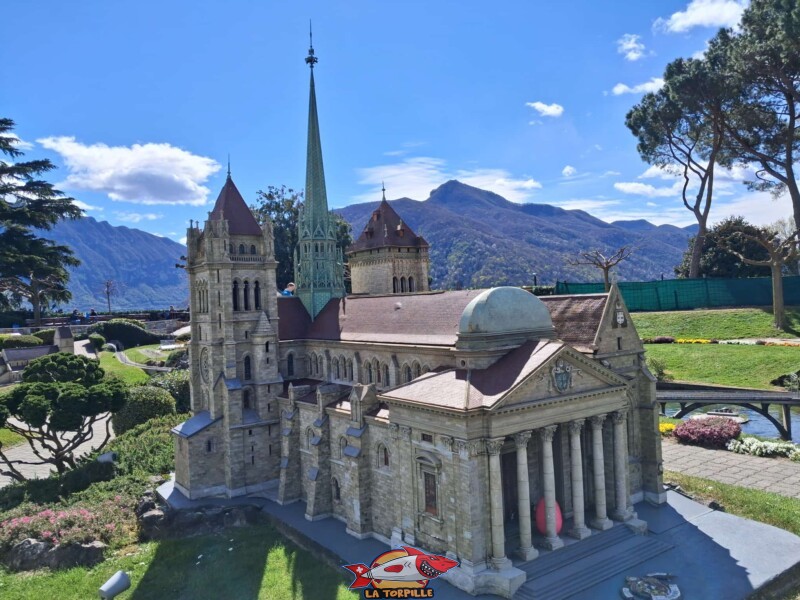 La cathédrale Saint-Pierre à Swissminiatur, le parc de la Suisse en miniature, à Melide, près de Lugano, dans le canton du Tessin.