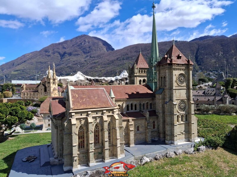 La cathédrale Saint-Pierre à Swissminiatur, le parc de la Suisse en miniature, à Melide, près de Lugano, dans le canton du Tessin.