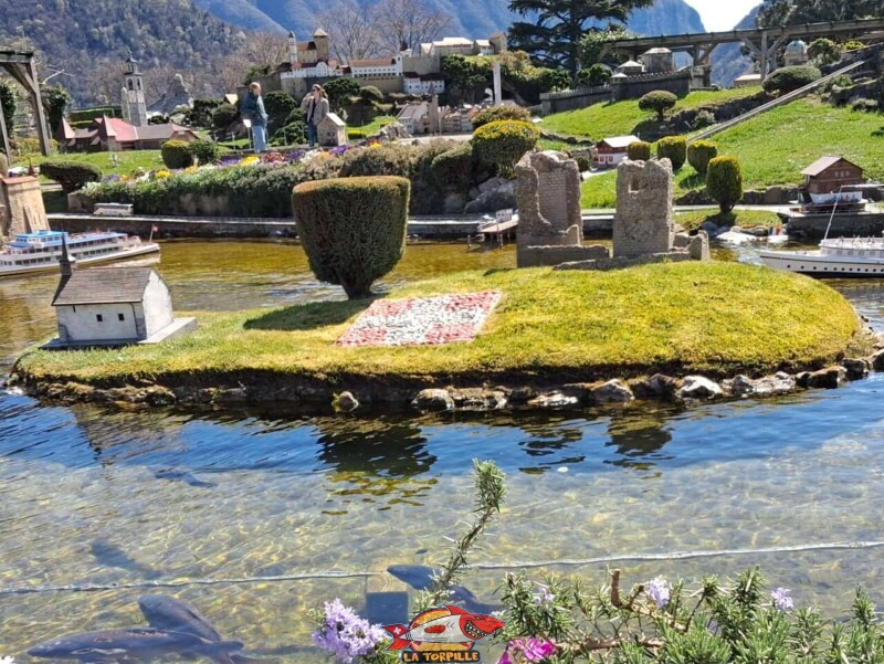 La chapelle St-Théodule, l'île et les châteaux d'Ogoz au Swissminiatur de Melide, près de Lugano, dans le canton du Tessin. La chapelle St-Théodule, l'île et les châteaux d'Ogoz au Swissminiatur de Melide, près de Lugano, dans le canton du Tessin.