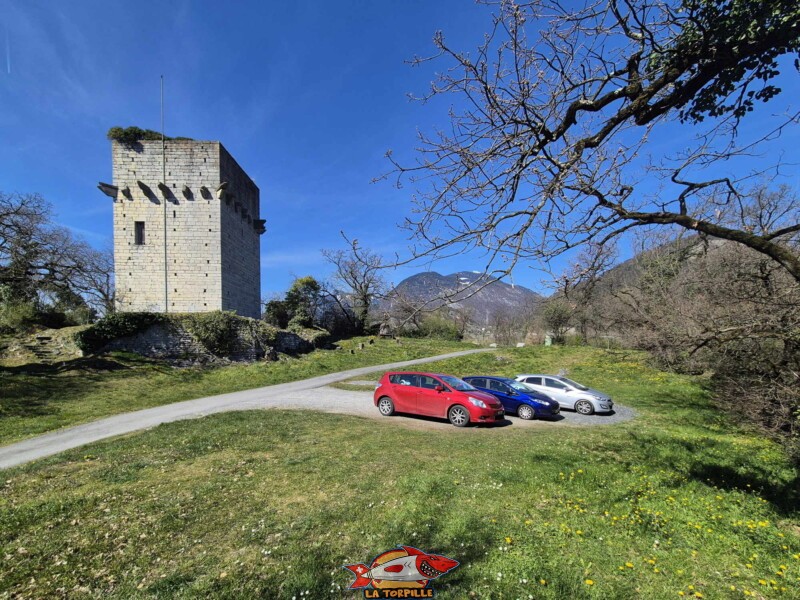 Le parking à côté de la tour. St-TRiphon