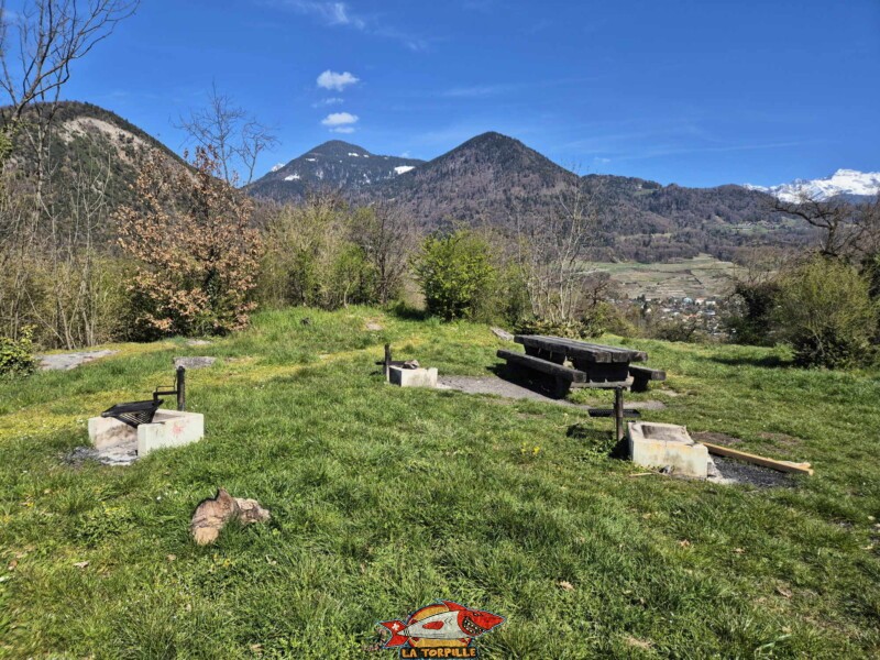 La très belle place de pique-nique. Tour de St-Triphon La très belle place de pique-nique. Tour de St-Triphon