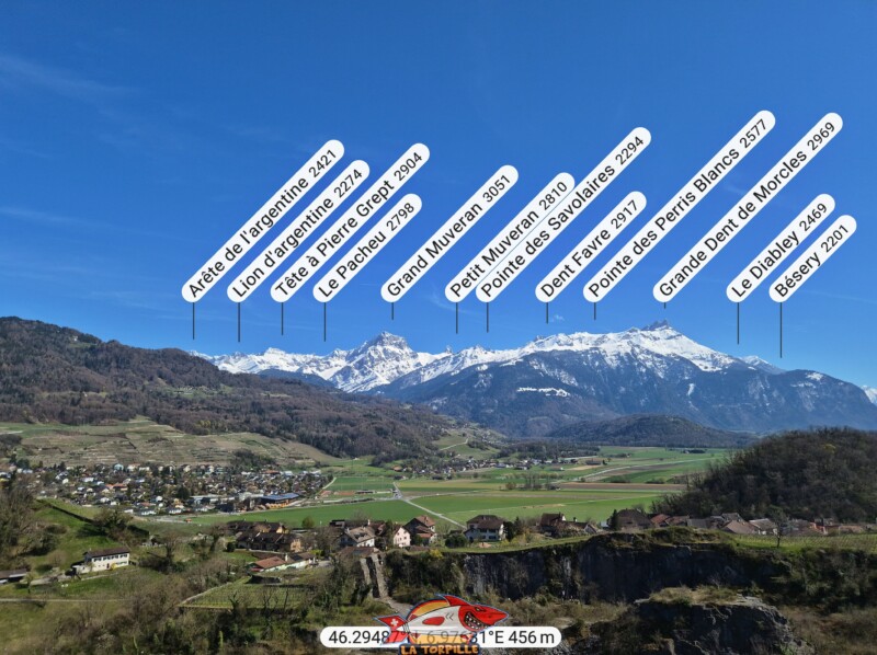 La vue direction est depuis la tour de St-Triphon. L'Arête de l'Argentine, le Grand Muveran, les Dents de Morcles. La vue direction est depuis la tour de St-Triphon. L'Arête de l'Argentine, le Grand Muveran, les Dents de Morcles.