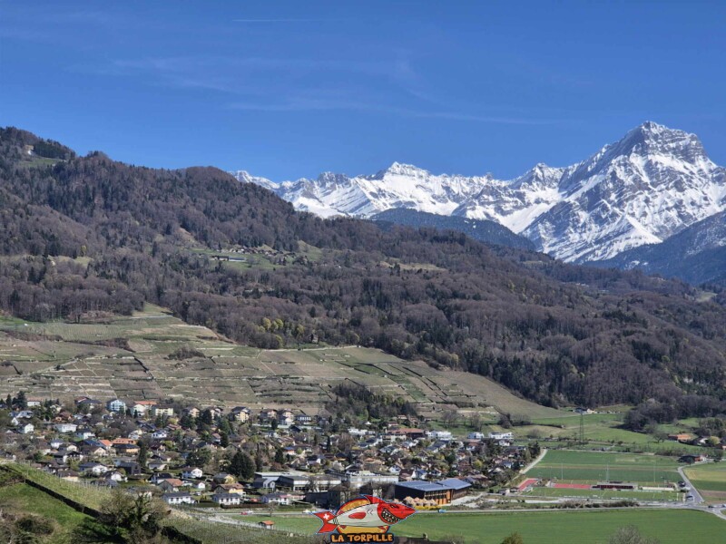 Le village d'Ollon avec le Grand Muveran. Le village d'Ollon avec le Grand Muveran.