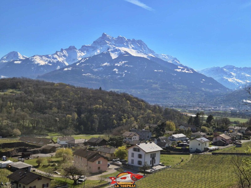 Le village de St-Triphon et les Dents du Midi. Le village de St-Triphon et les Dents du Midi.
