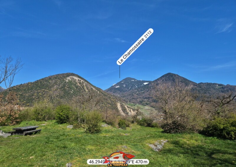 La vue direction nord-est depuis la tour de St-Triphon. Le Chamossaire au-dessus de Bretaye. La vue direction nord-est depuis la tour de St-Triphon. Le Chamossaire au-dessus de Bretaye.