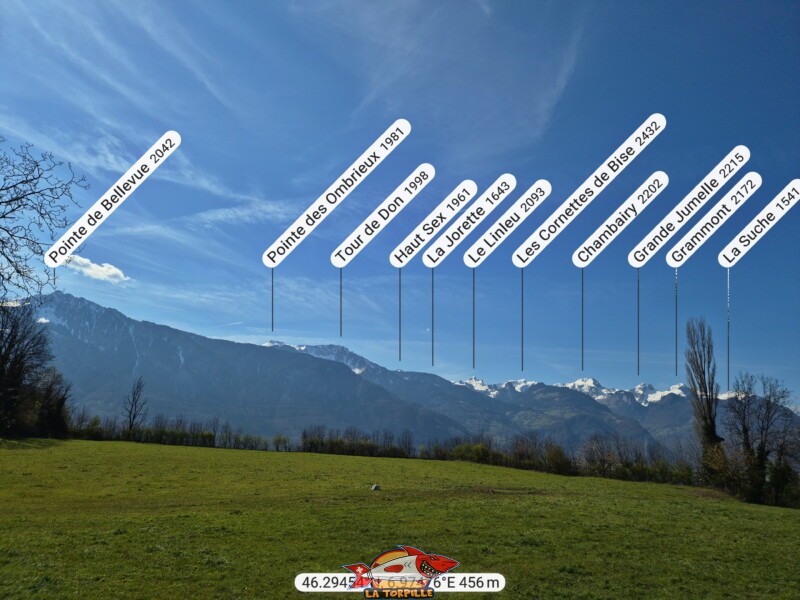 La vue direction nord-ouest depuis la tour de St-Triphon. Les Cornettes de Bise, la Grande Jumette, le Grammont. La vue direction nord-ouest depuis la tour de St-Triphon. Les Cornettes de Bise, la Grande Jumette, le Grammont.