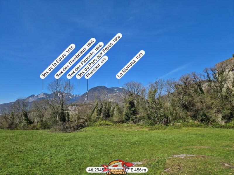 La vue direction nord depuis la tour de St-Triphon. Le Sex des Nombrieux, le Sex des Paccots, La Riondaz. La vue direction nord depuis la tour de St-Triphon. Le Sex des Nombrieux, le Sex des Paccots, La Riondaz.