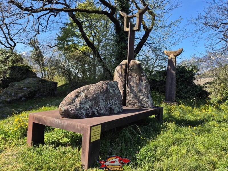 sculpture Hu Kadarn, réalisée par André Raboud en 1988, se dresse au pied de la tour de Saint-Triphon depuis 2023.