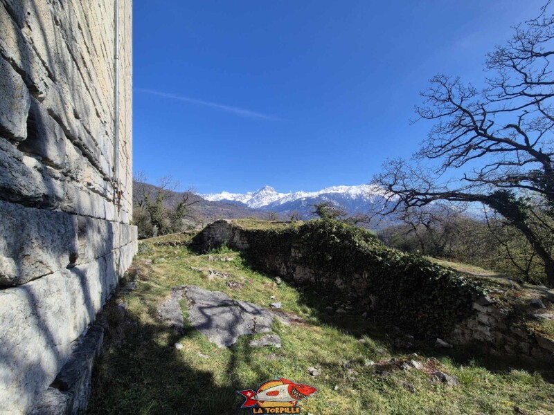 Photo du côté sud de la tour de St-Triphon.