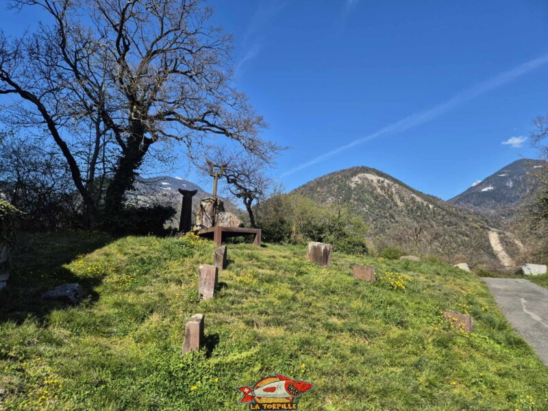 sculpture Hu Kadarn, réalisée par André Raboud en 1988, se dresse au pied de la tour de Saint-Triphon depuis 2023.