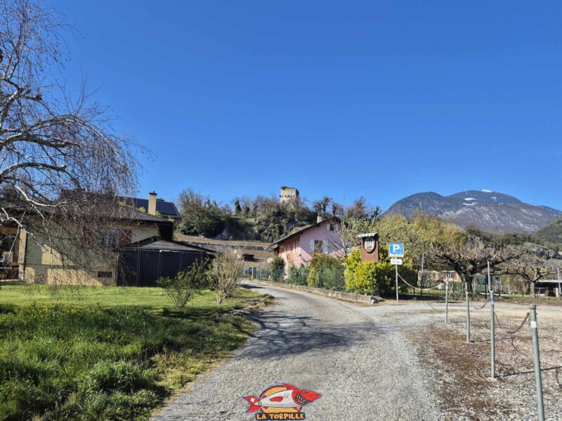 La petite route qui mène à la tour de St-Triphon. La petite route qui mène à la tour de St-Triphon.