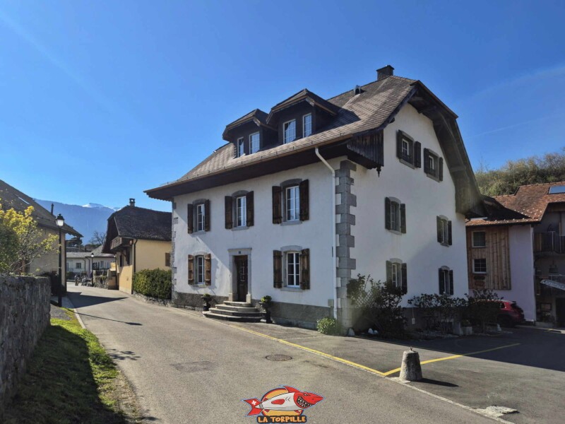 La tour de St-Triphon depuis le sud-ouest, dans le village de St-Triphon.