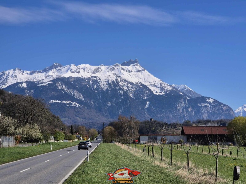 La tour de St-Triphon depuis le nord-ouest.