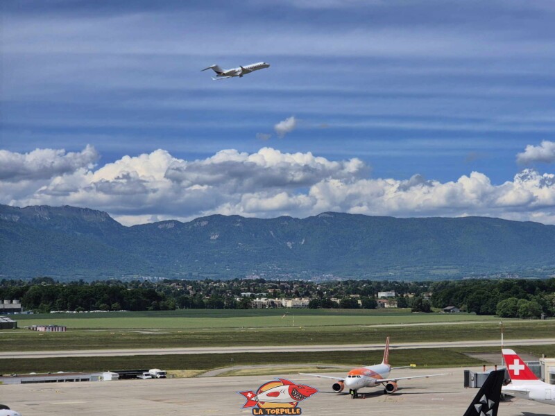 Quelques photos du tarmac, la zone de circulation et de stationnement des avions dans l'aéroport. Terrasse Panorama, Terrasse panoramique de l'aéroport de Genève.