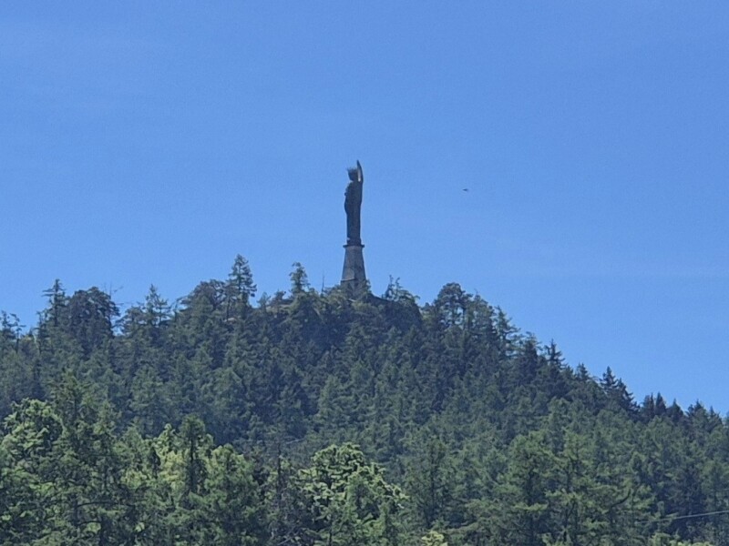 Le zoom sur le Christ-Roi depuis le village de Lens. Le zoom sur le Christ-Roi depuis le village de Lens.