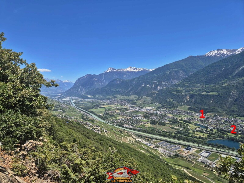 La vue direction est depuis le bisse de Lens. Sur la droite, le val d'Hérens. le lac de la Brèche La vue direction est depuis le bisse de Lens. Sur la droite, le val d'Hérens. le lac de la Brèche