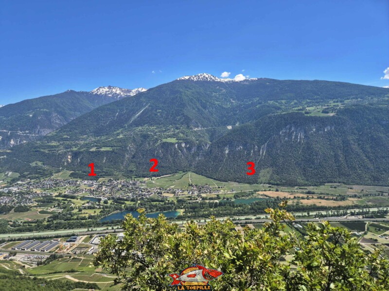 La vue direction sud-est depuis le bisse de Lens. Sur la droite, le val d'Hérens. le lac de la Brèche La vue direction sud-est depuis le bisse de Lens. Sur la droite, le val d'Hérens. le lac de la Brèche