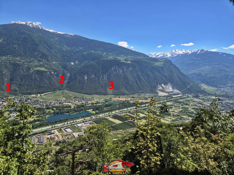 La vue direction sud depuis le bisse de Lens. Sur la droite, le val d'Hérens. le lac de la Brèche La vue direction sud depuis le bisse de Lens. Sur la droite, le val d'Hérens. le lac de la Brèche