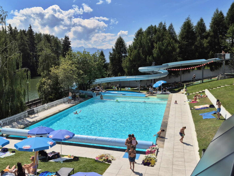La piscine du Sporting et son toboggan. Piscine du Sporting, Lens, Crans-Montana