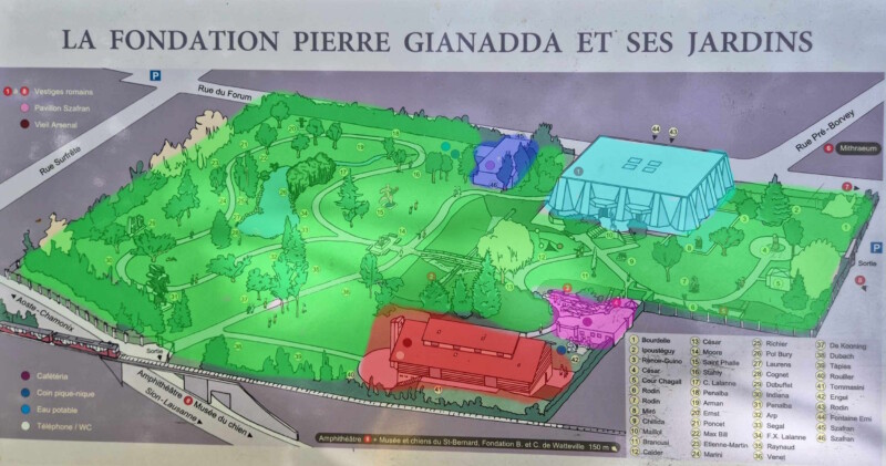 Une vue d'ensemble de la fondation Gianadda et ses jardins. Le bâtiment principal (bleu clair), le Viel Arsenal (rouge), le Patio des Jardins (violet), le PAvillon Szafran (bleu foncé) et le parc des sculptures (vert).