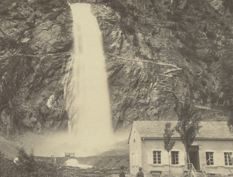 La chute d'eau photographie en 1890. On voit bien le chemin qui passait sous la cascade à mi-hauteur.