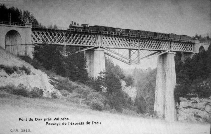 L'ancien pont métallique construit en 1869 qui fut remplacé par le pont actuel en pierre.