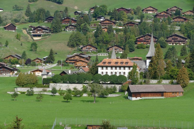 Le château et l'église de Rougemont.