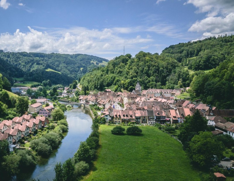 La ville de St-Ursanne sur la droite du Doubs  Ville médiéval de St-Ursanne, Jura.