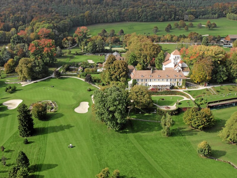 La vue sur l'ancienne abbaye entourée du golf.