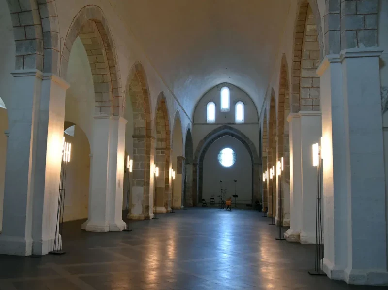 L'intérieur de l'église de Bonmont avec de jolis volumes.