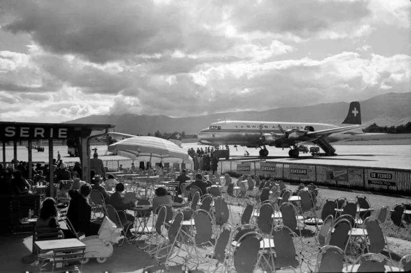 Une image surréaliste datant des années 1950 avec une brasserie de l'aéroport à même le tarmac. Une image surréaliste datant des années 1950 avec une brasserie de l'aéroport à même le tarmac. Genève