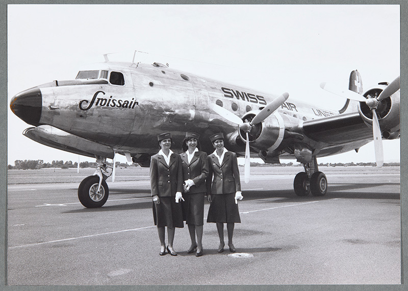 Un avion sur le tarmac de Genève dans les années 1960 Un avion sur le tarmac de Genève dans les années 1960