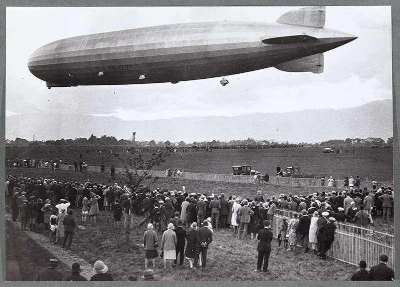 Un fameux Zeppelin avant la deuxième guerre mondiale à l'aéroport de Genève Un fameux Zeppelin avant la deuxième guerre mondiale à l'aéroport de Genève