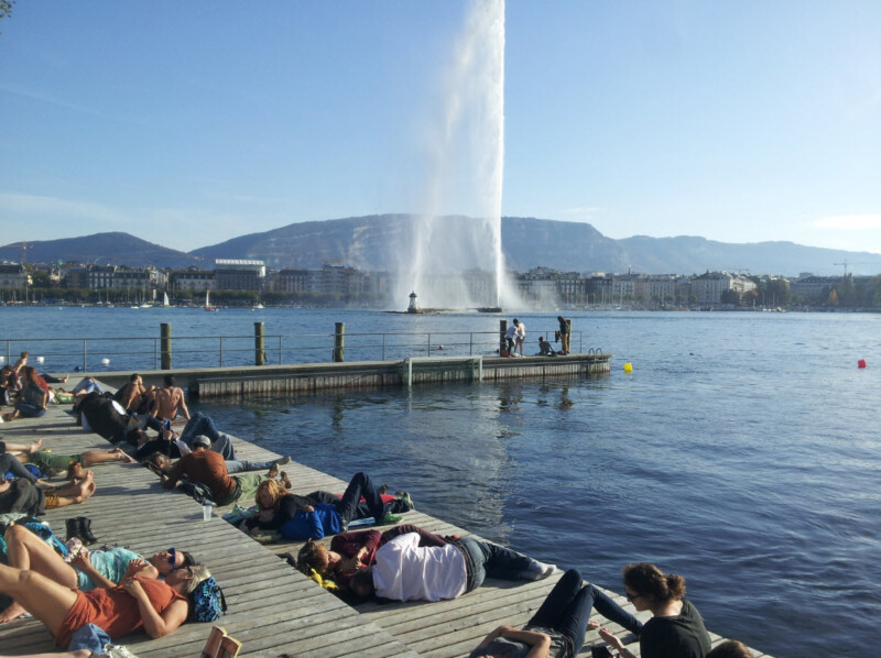 Le Jet d'Eau depuis les Bains des Pâquis. Le Jet d'Eau depuis les Bains des Pâquis.