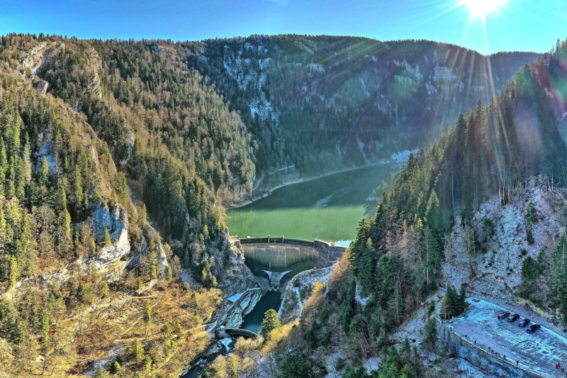 Le barrage du Châtelot dans les gorges du Doubs.