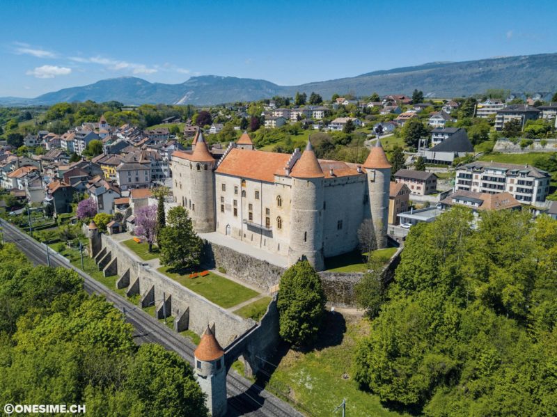 Très belle photo aérienne du château de Grandson à côté duquel se trouve la ville de Grandson classée parmis les plus beaux villages de Suisse.