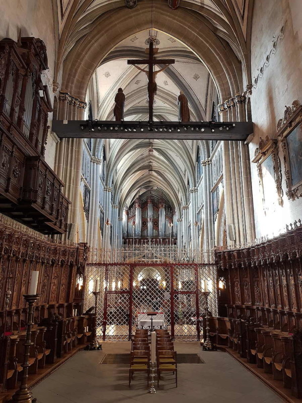 Les stalles, des deux côtés du chœur. Cathédrale St-Nicolas de Myre, Fribourg.