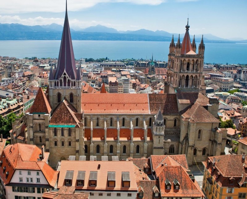 Vue depuis le nord sur la cathédrale, la ville de Lausanne et le lac Léman.