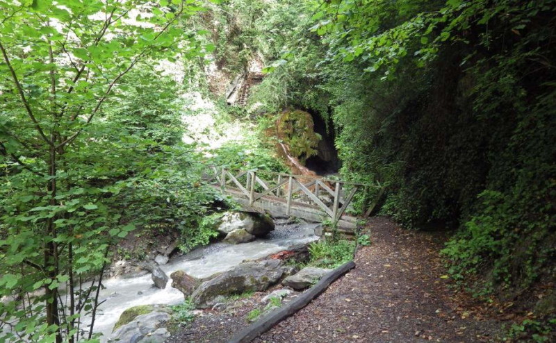 Le chemin menant à la caverne des Géants le long de la Salentse.