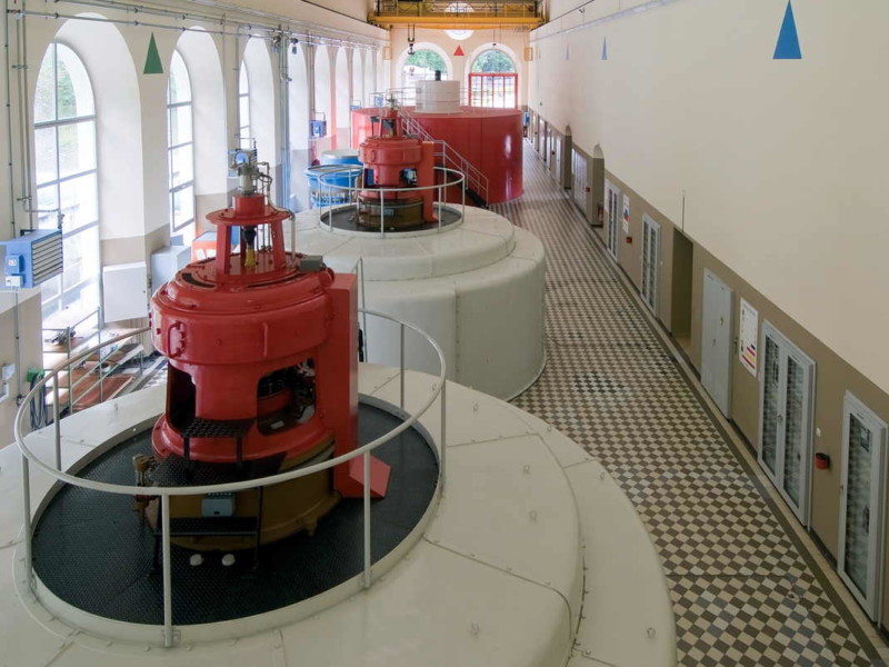 Des turbines dans la salle des machines. centrale de Hauteville