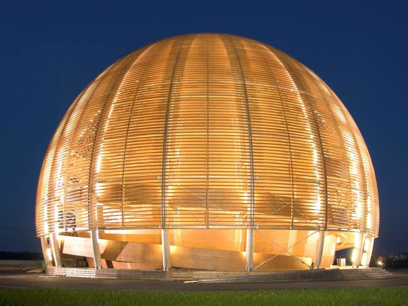le Globe héberge l'exposition Univers de Particules. Il est construit initialement pour l'exposition nationale suisse Expo.02.