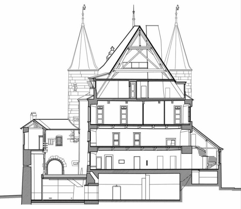 La coupe longitudinale du château avec les 5 niveaux, du sous-sol aux combles.