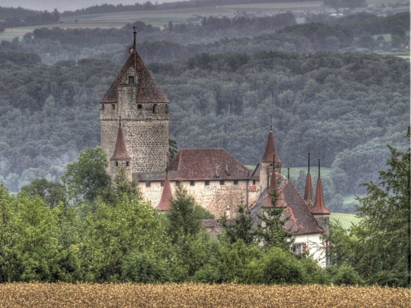 La vue sur le château de Lucens depuis le nord.