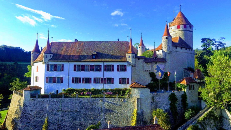 Les vues sur le château depuis le sud, au niveau de la ville de Lucens.