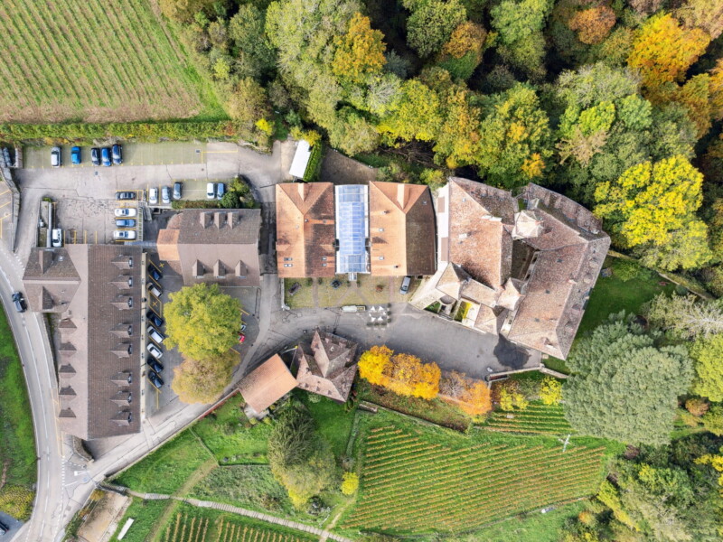 La vue depuis un drone. Le château se trouve légèrement sur la droite de l'image